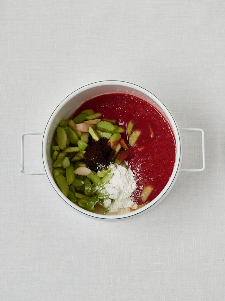 Rhabarber und Erdbeeren mit Kokos&ouml;l in Sch&uuml;ssel &ndash; Zubereitungsschritt F&uuml;llung