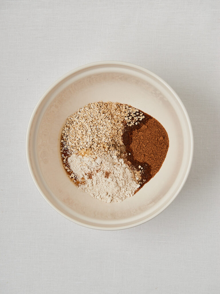 Hafermehl, Haferflocken und Zimt in Sch&uuml;ssel &ndash; Zutaten f&uuml;r Rhabarber Crumble Bars