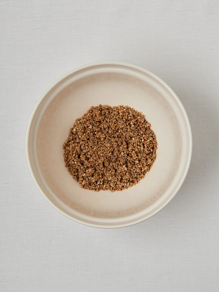 Kokosbl&uuml;tenzucker Streuselteig in beiger Sch&uuml;ssel &ndash; Zubereitungsschritt Crumble Bars