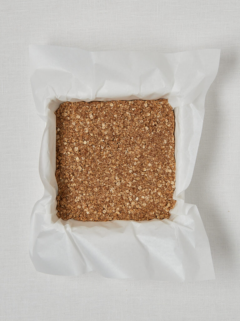 Streuselteig in quadratischer Backform &ndash; glutenfreier Haferflocken Boden Overhead