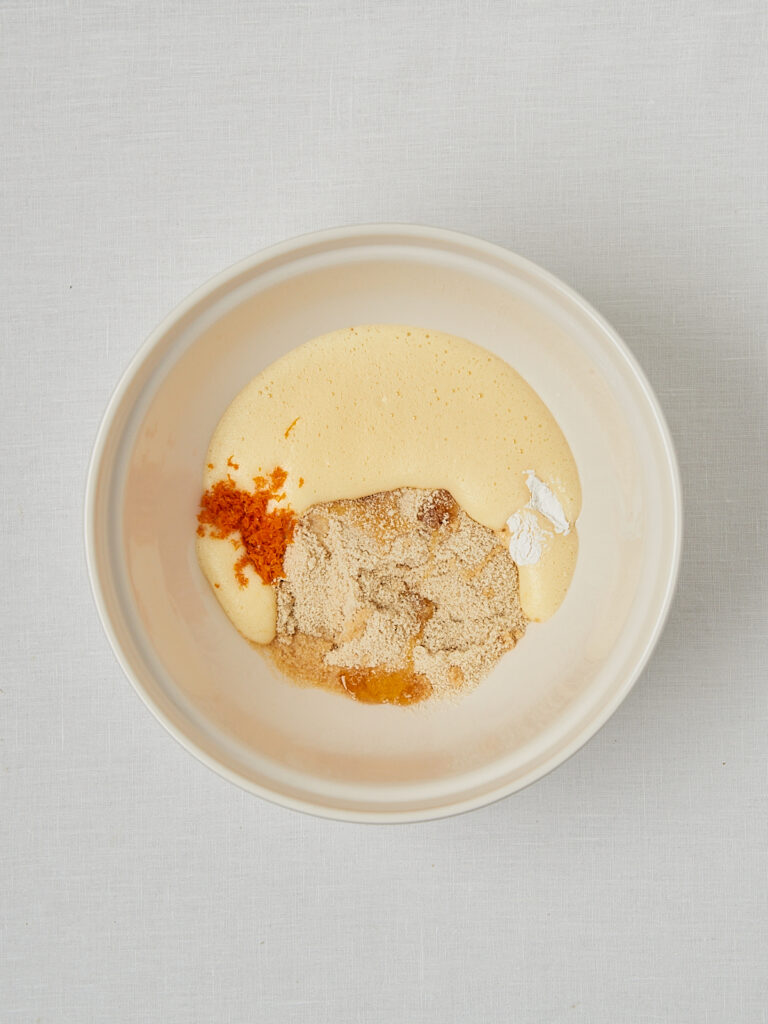 Mandelmehl mit Orangenabrieb und Backpulver in Sch&uuml;ssel &ndash; Zubereitungsschritt Muffins