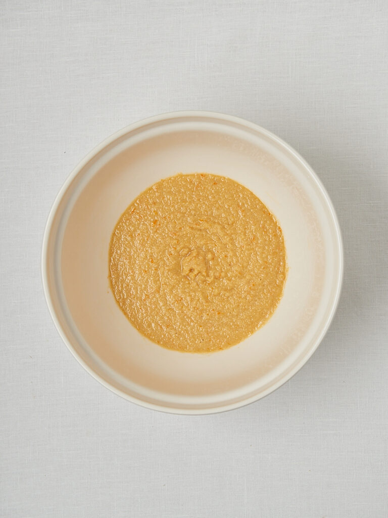 Mandelmehl in wei&szlig;er Sch&uuml;ssel &ndash; Zutat f&uuml;r glutenfreie Orange Almond Muffins