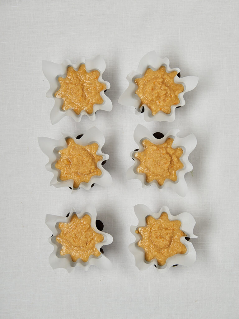 Orange Almond Muffins in sternf&ouml;rmigen Backf&ouml;rmchen goldbraun gebacken &ndash; Overhead Shot