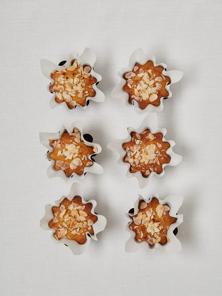 Orange Almond Muffins in sternf&ouml;rmigen Backf&ouml;rmchen &ndash; Overhead Shot vor dem Backen