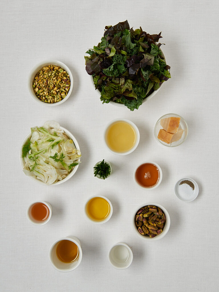Zutaten-Flatlay Zitronen Pistazien Salat &ndash; Gr&uuml;nkohl, Pistazien, Oliven&ouml;l und Gew&uuml;rze