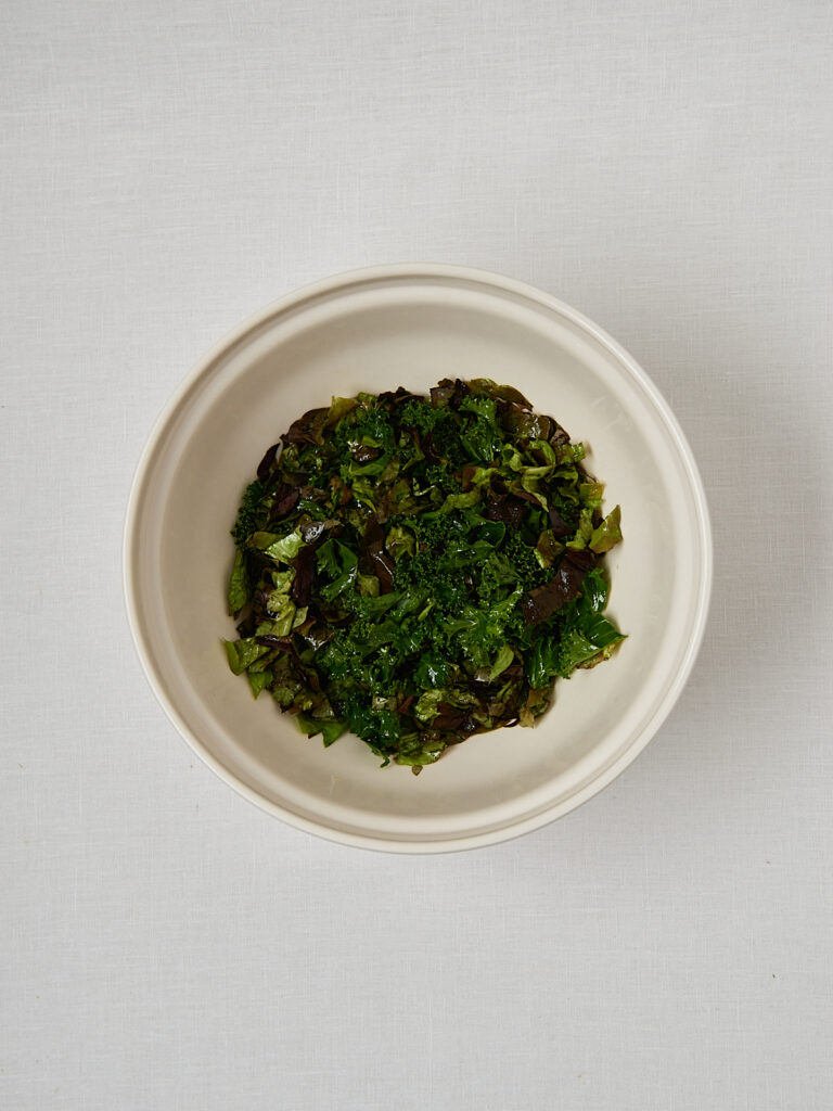 Gr&uuml;nkohl Salat mit Pistazien und Zitronendressing in Sch&uuml;ssel &ndash; Overhead Shot