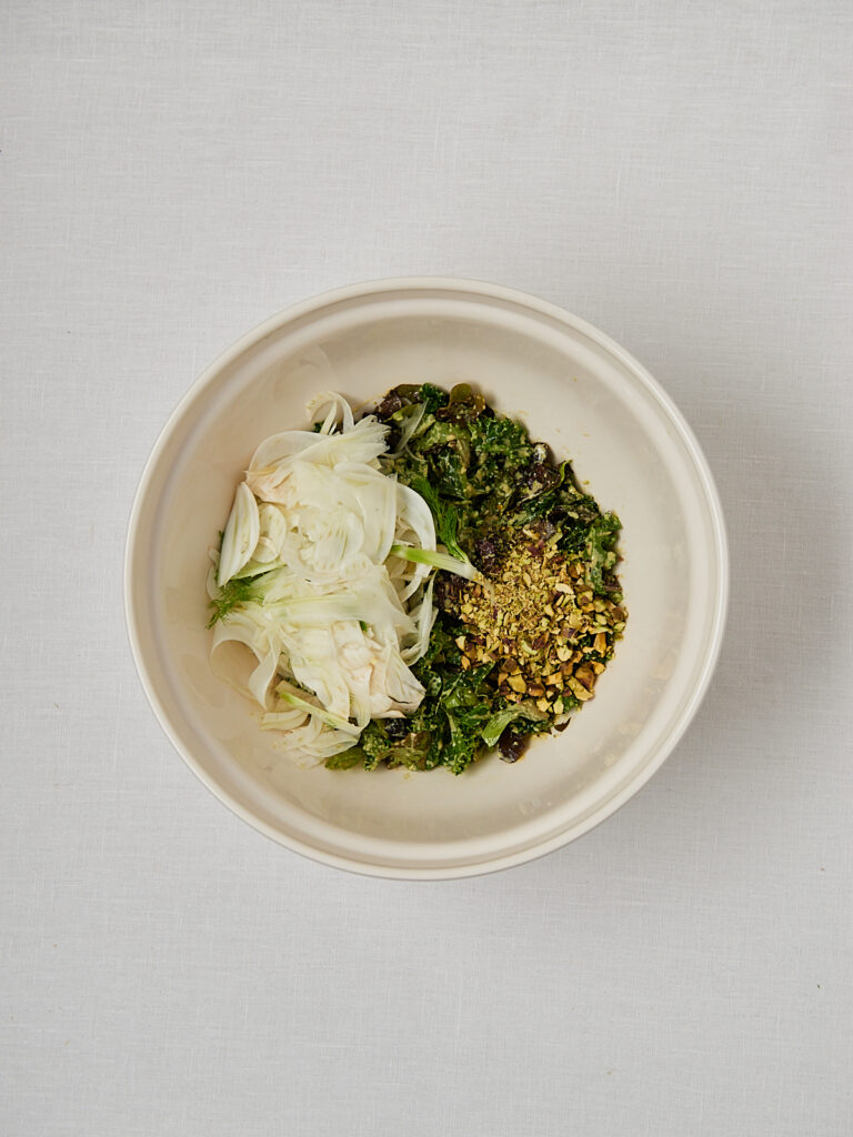 Zitronen Gr&uuml;nkohl Salat mit Pistazien und Feta in Keramiksch&uuml;ssel &ndash; seitliche Aufnahme