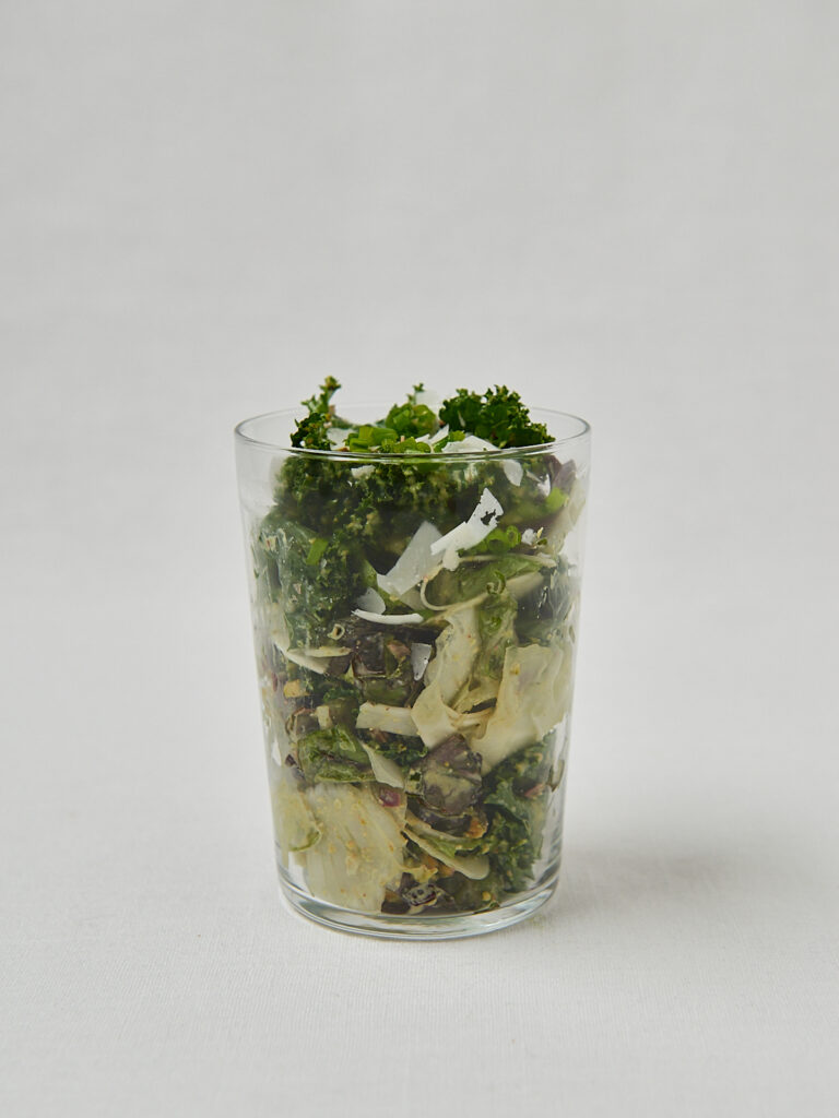Zitronen Gr&uuml;nkohl Salat mit Pistazien im Glas &ndash; Draufsicht Studioaufnahme