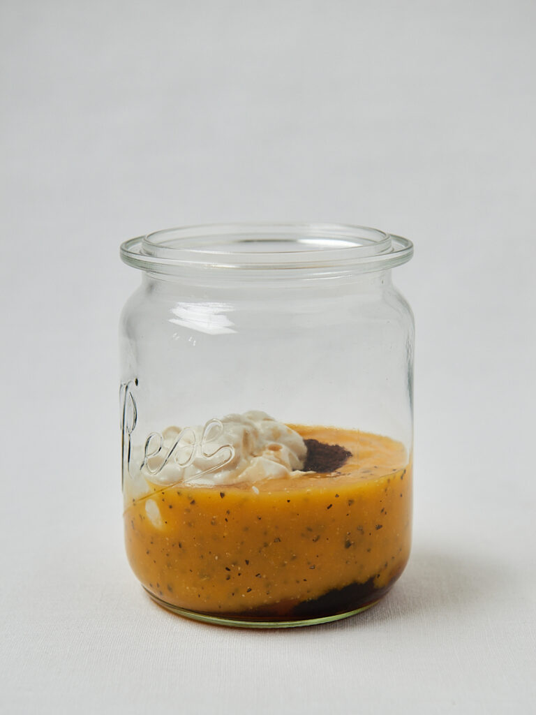 Weckglas auf hellem Hintergrund – Zubereitungsschritt Mango Chia Pudding Meal Prep