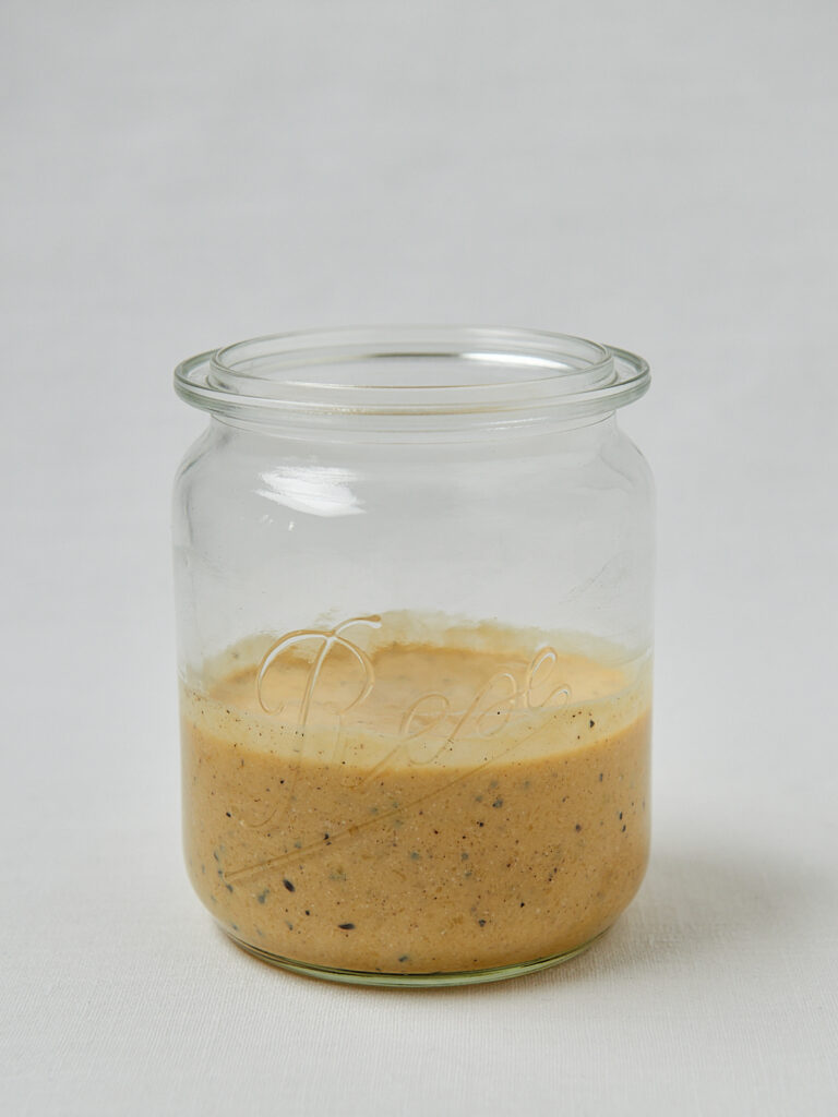 Leeres Weckglas auf hellem Untergrund – Vorbereitung Tropical Chia Skyr Pudding