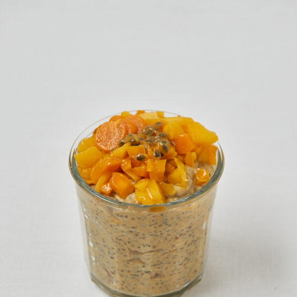 Cremiger Mango Chia Pudding mit Passionsfrucht in Glasschälchen – Overhead Shot