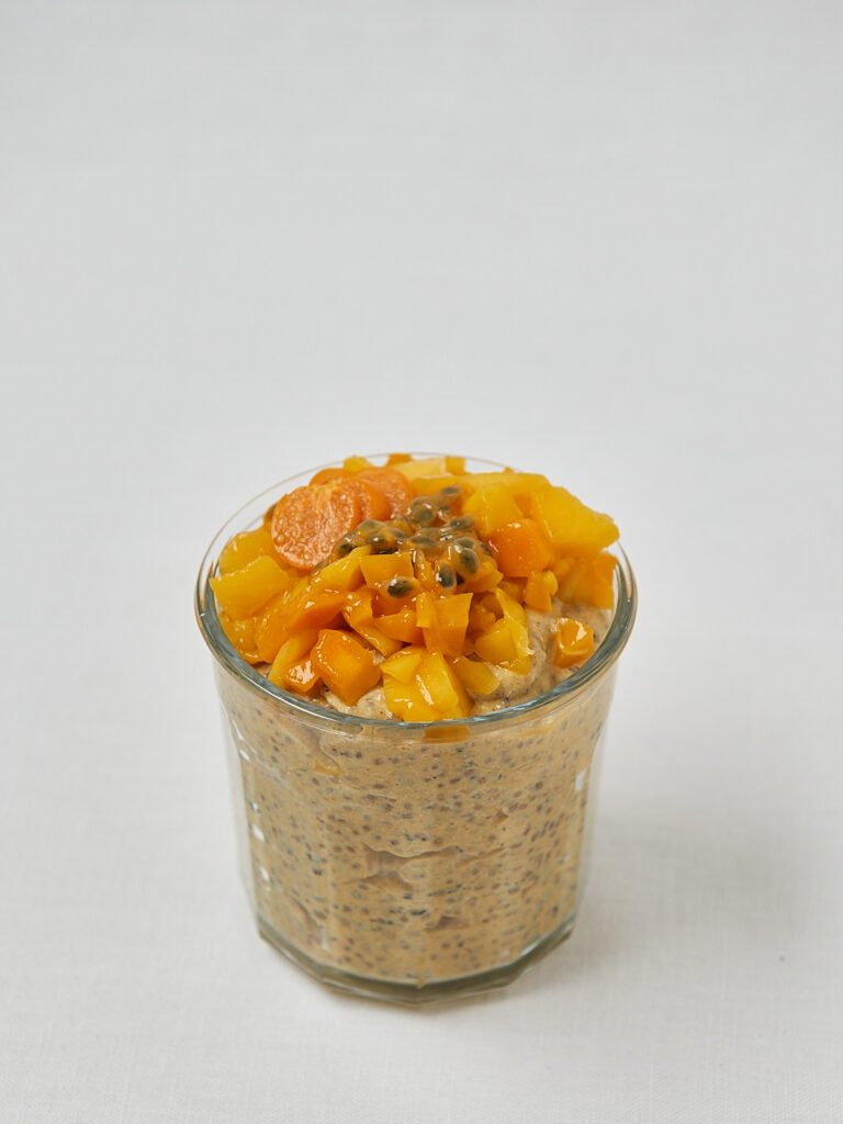 Cremiger Mango Chia Pudding mit Passionsfrucht in Glassch&auml;lchen &ndash; Overhead Shot