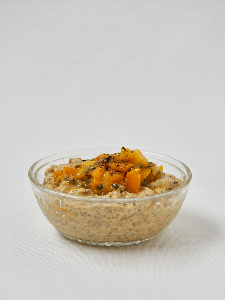 Tropical Chia Skyr Pudding mit Mango und Passionsfrucht in Glasschüssel – gesundes Meal Prep Frühstück