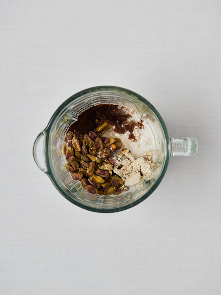 Zutaten für High Protein Ice Cream im Mixer – Pistazien, Hüttenkäse und Proteinpulver