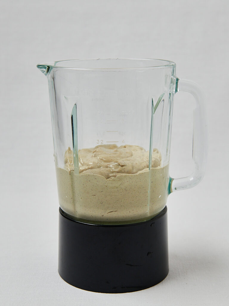 Cremige Hüttenkäse Pistazien Masse in Mixbehälter – Zubereitungsschritt High Protein Ice Cream