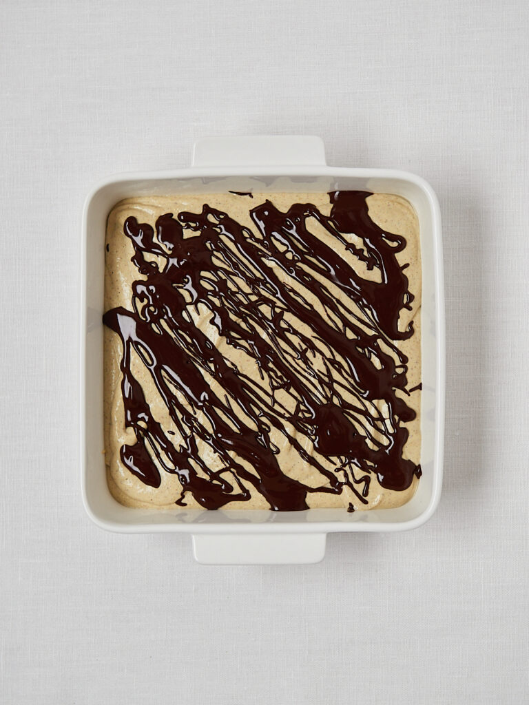 Protein Eis in rechteckiger Form mit Schokoladendrizzle – Draufsicht Studioaufnahme