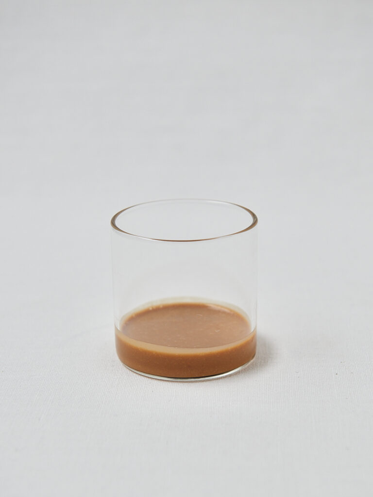 Erdnussbutter Dressing in weißem Schälchen – cremige Basis für Gurken Erdnuss Salat