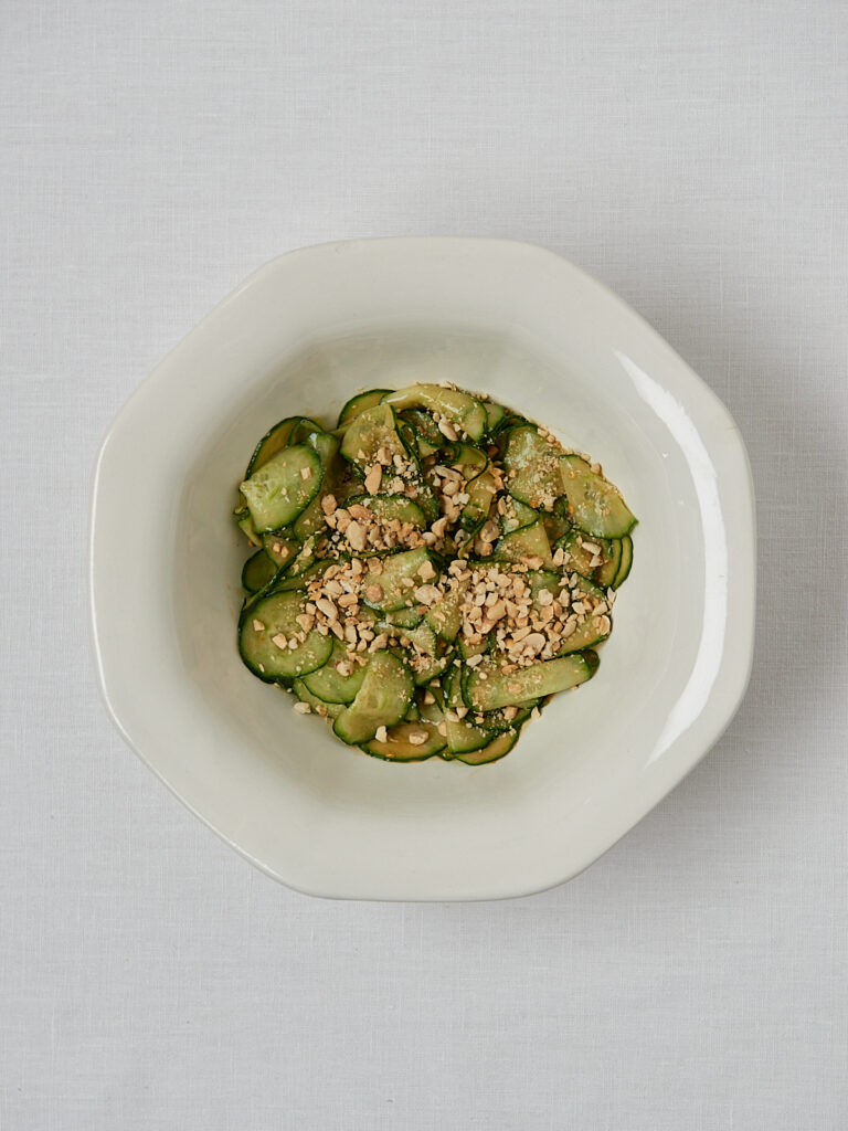 Gurken Erdnuss Salat in weißer Schüssel – Overhead Shot fertig serviert