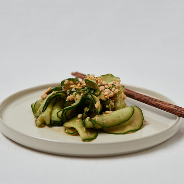 Asiatischer Gurkensalat mit Erdnussbutter Dressing und Sesam – Studioaufnahme