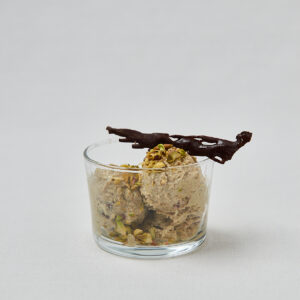 High Protein Pistachio Ice Cream in Glasschüssel mit dunklen Schokoladenstücken – gesundes Dessert