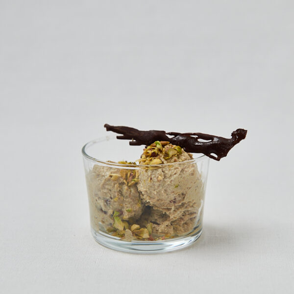 High Protein Pistachio Ice Cream in Glasschüssel mit dunklen Schokoladenstücken – gesundes Dessert