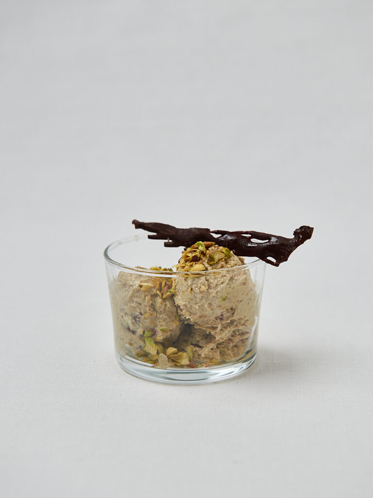 High Protein Pistachio Ice Cream in Glasschüssel mit dunklen Schokoladenstücken – gesundes Dessert