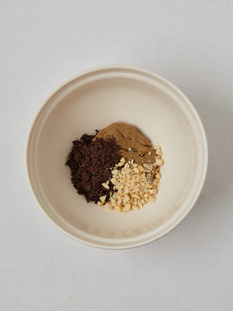 Proteinpulver und Hafermehl in Schüssel – Zutaten für Macadamia Cookies