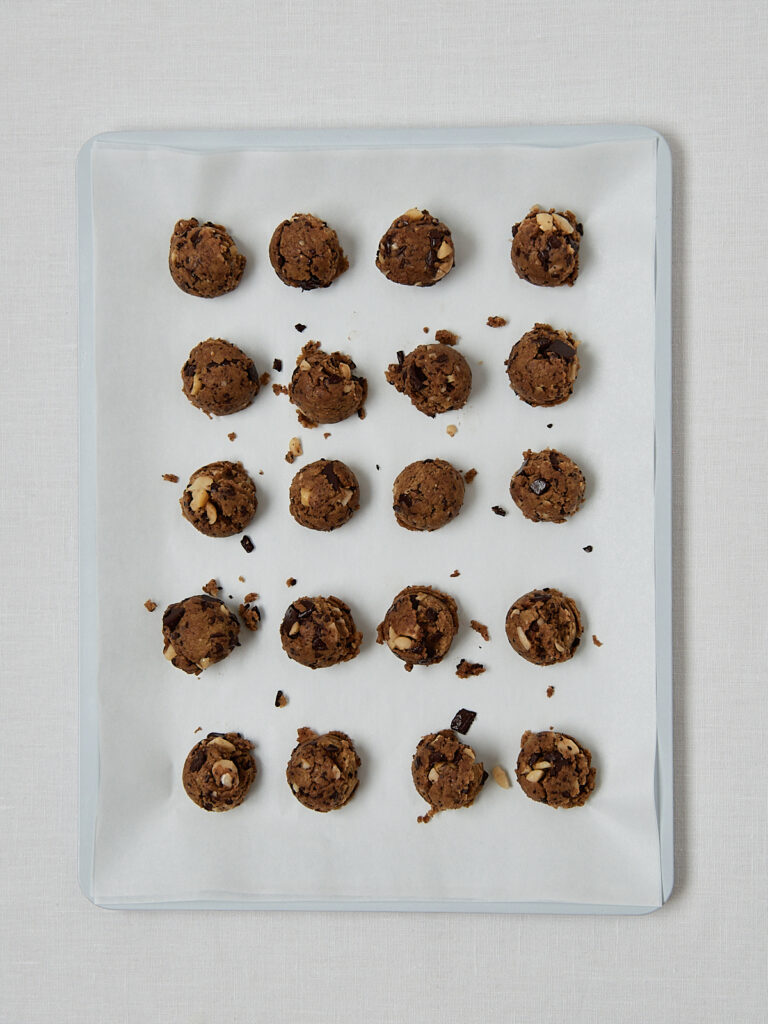 Macadamia Cookie Teig auf Backblech vor dem Backen – Zubereitungsschritt