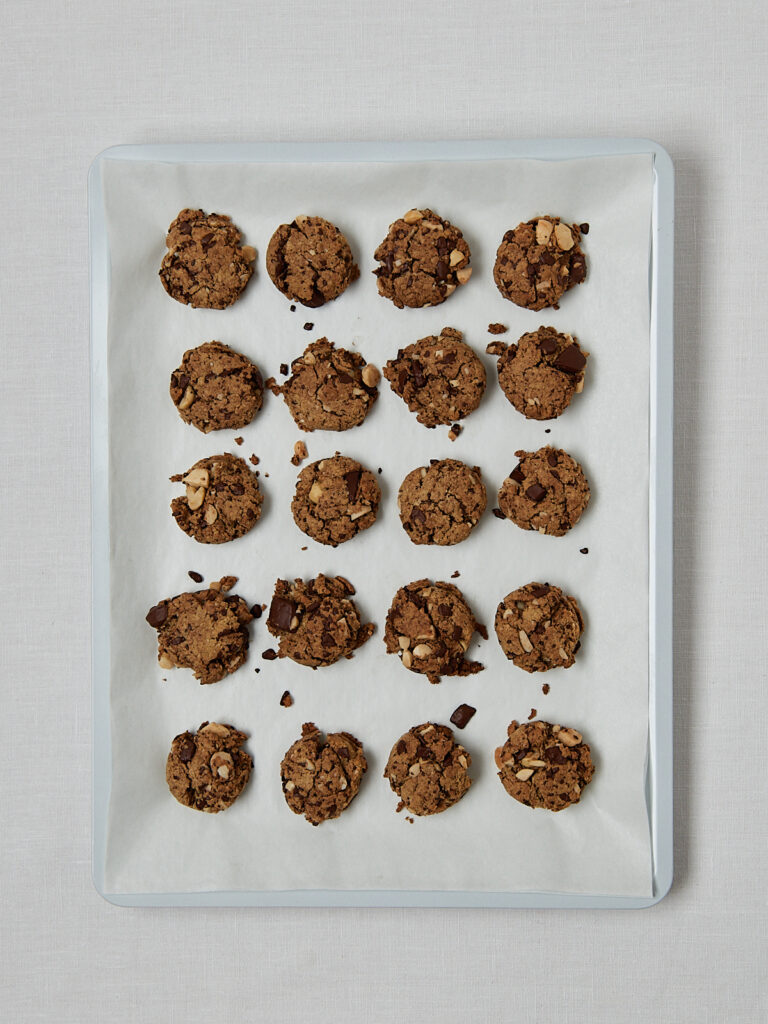 Macadamia Cookies auf Backblech frisch gebacken – Overhead Shot Gesamtansicht