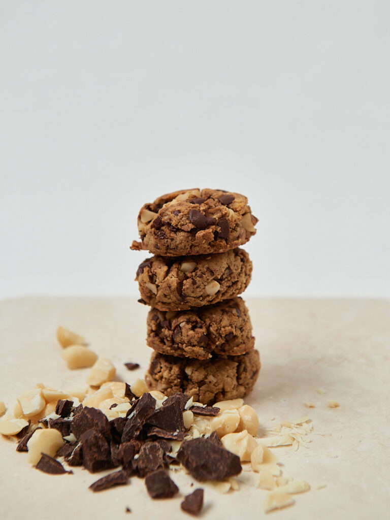 wei gestapelte Macadamia Schokoladen Cookies &ndash; Studioaufnahme seitlich