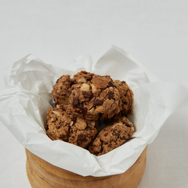 Macadamia Schokoladen Cookie auf hellem Untergrund – Nahaufnahme seitlich