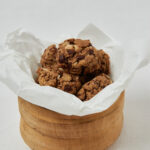 Macadamia Cookies mit Schokolade in Backpapier-Tüte – gesunde High Protein Cookies