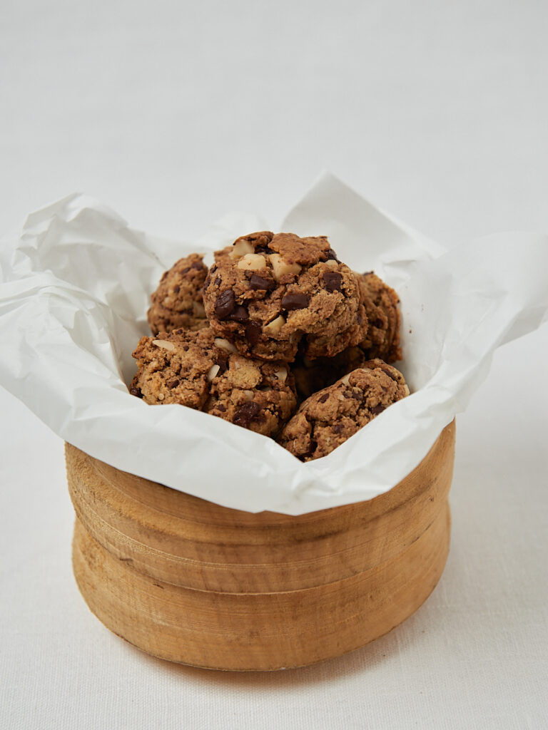 Macadamia Cookies mit Schokolade in Backpapier-T&uuml;te &ndash; gesunde High Protein Cookies