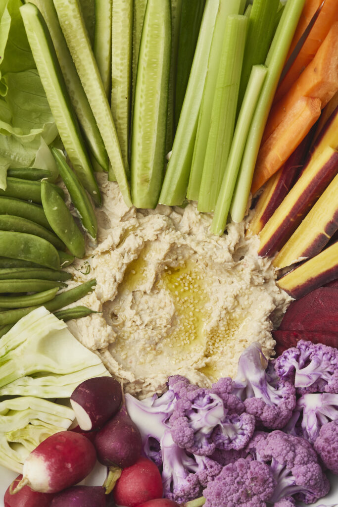 raw veggies mit hummus