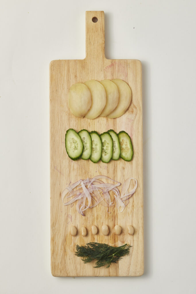 kartoffel salat zutaten auf holzbrett
