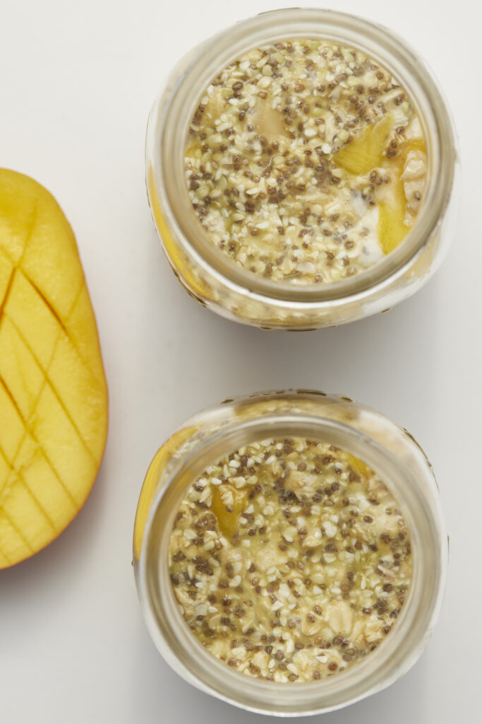 Mango chia oats im glas
