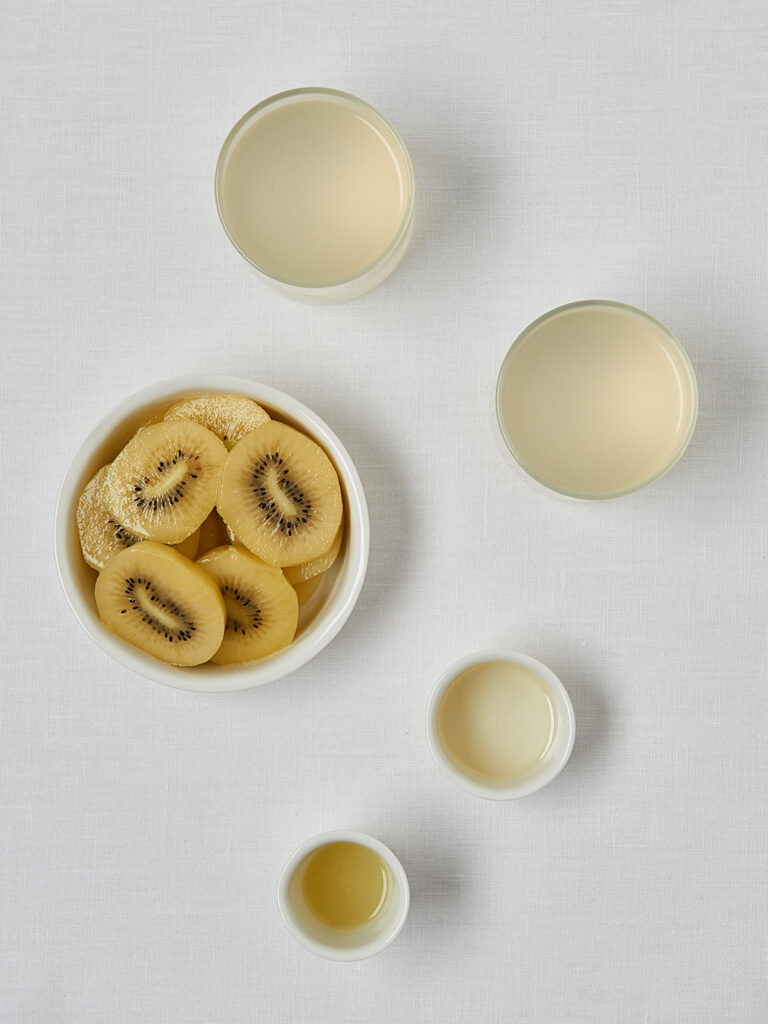 Kiwi und Limette in weißer Schüssel – Zutaten-Flatlay Kiwi Cooler Rezept