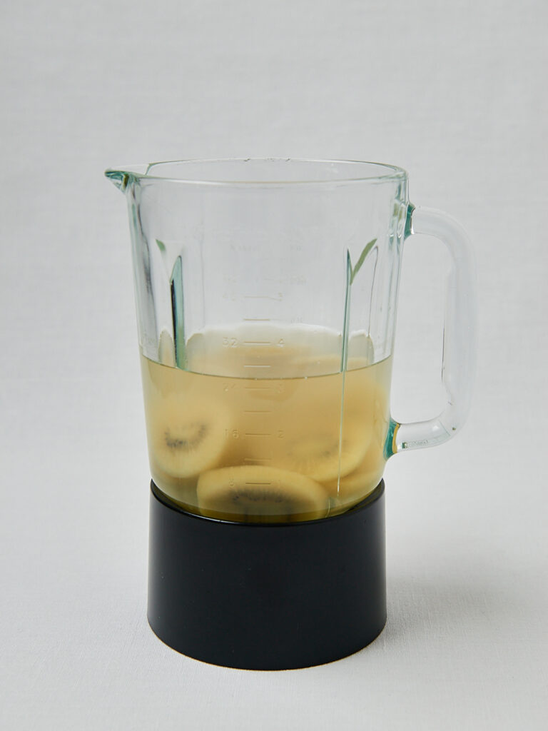 Kiwi Cooler in großem Mixbehälter – Overhead Shot fertig gemixt