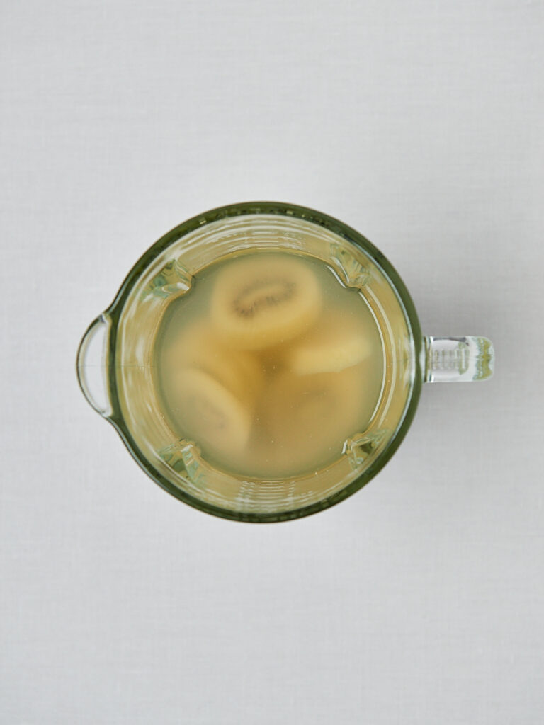 Kiwi Kokoswasser Masse im Mixbehälter – Draufsicht Zubereitungsschritt