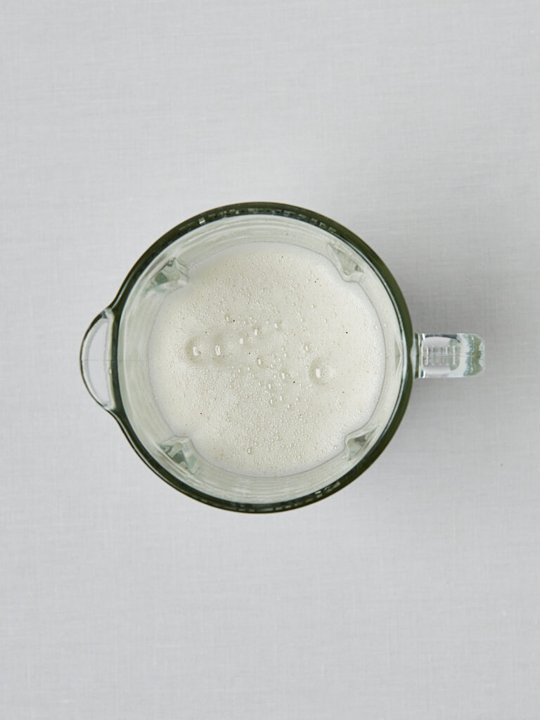 Kiwi Cooler Masse im weißen Topf – Zubereitungsschritt Kiwi Drink