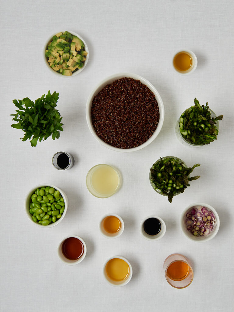 Zutaten-Flatlay Crispy Roasted Quinoa Spargel Salat &ndash; Quinoa, Spargel, Kr&auml;uter, Dressing und Sesam