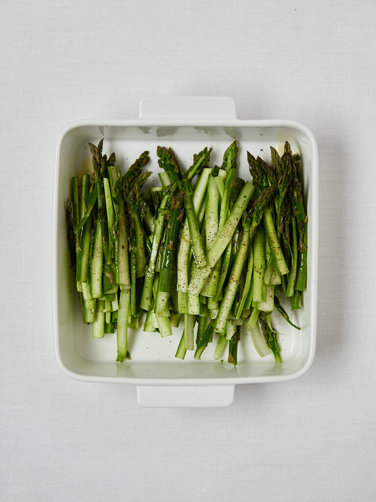 Ger&ouml;steter Spargel in Backform &ndash; Spargel nach dem R&ouml;sten im Ofen