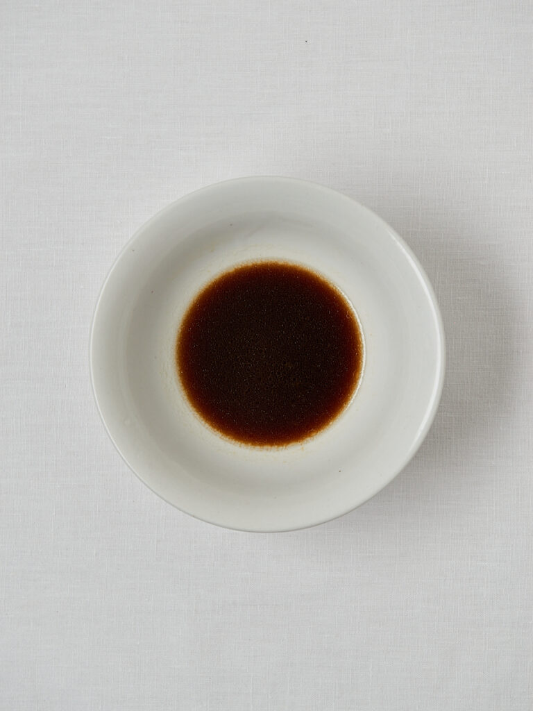 Sesam Sojasauce Dressing in wei&szlig;em Sch&auml;lchen &ndash; Basis f&uuml;r Quinoa Spargel Salat