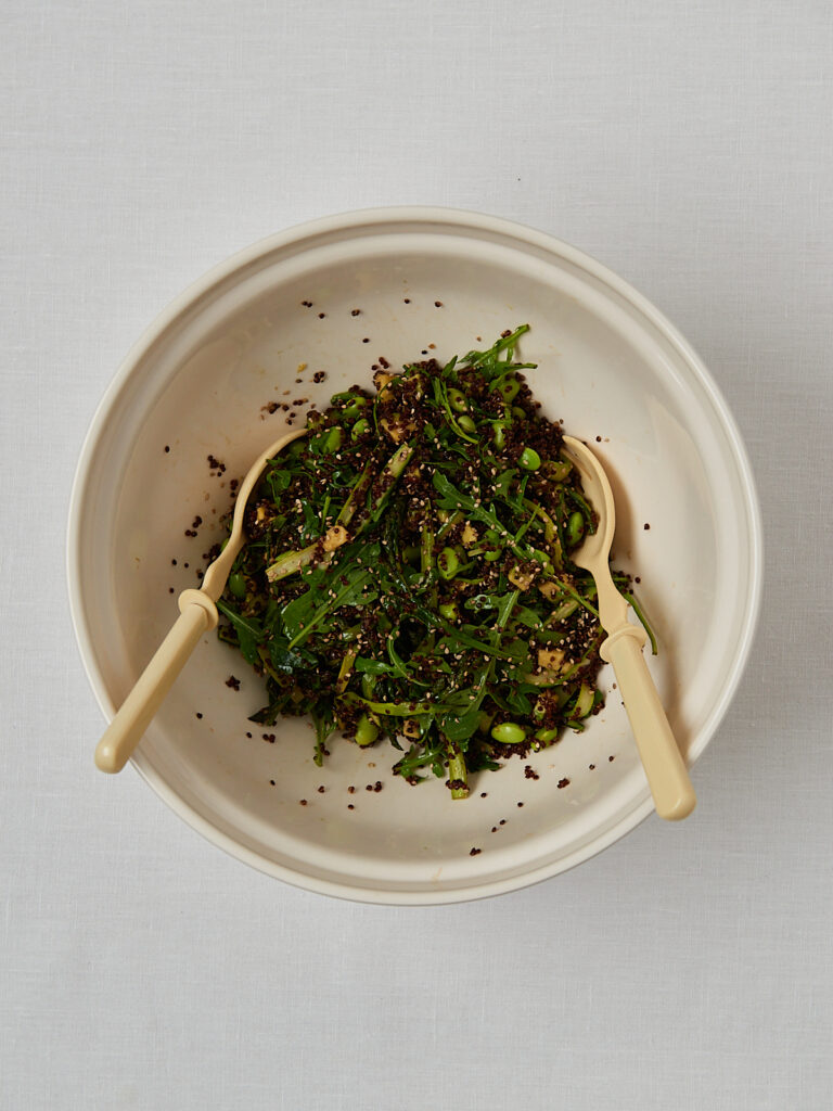 Crispy Quinoa Spargel Salat beim Vermengen mit Holzl&ouml;ffel &ndash; Zubereitungsschritt Overhead