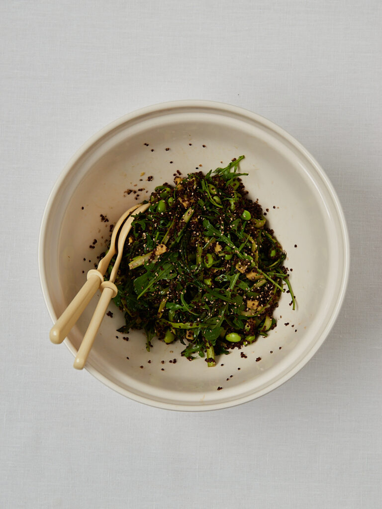 Crispy Roasted Quinoa Salat mit gr&uuml;nem Spargel und Sesam &ndash; frontale Studioaufnahme