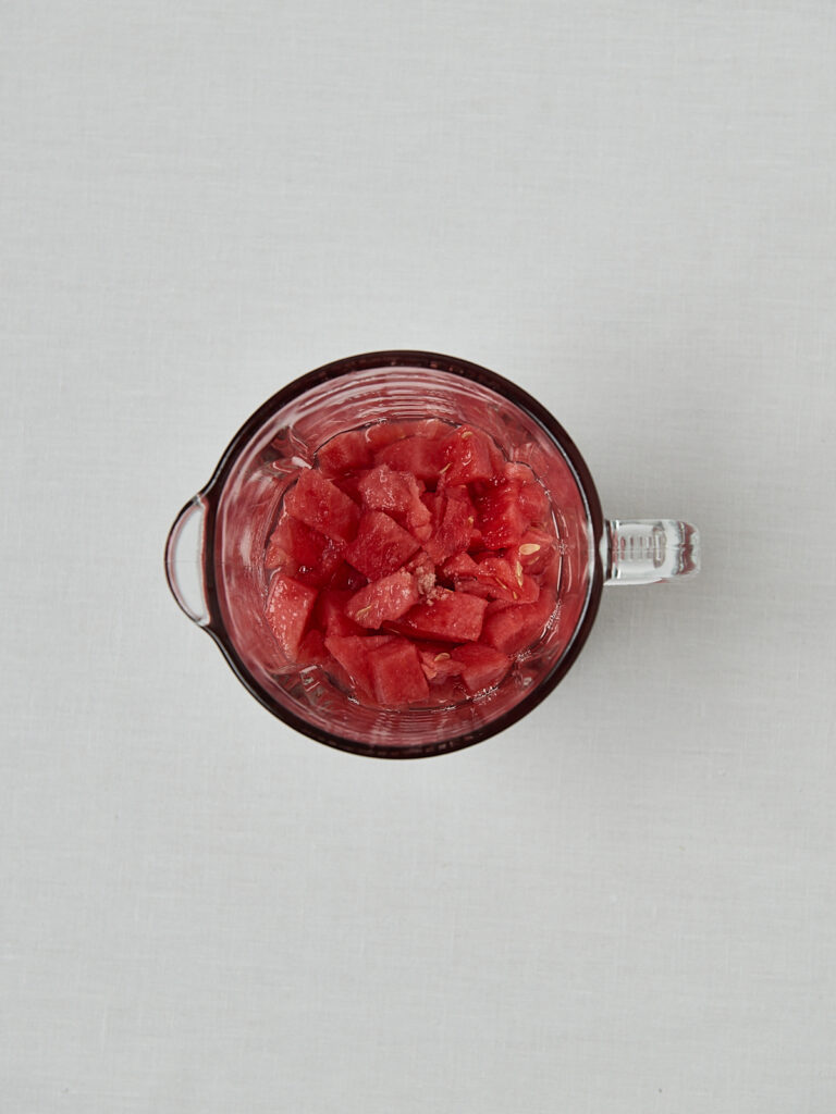 Rote Beeren und Wassermelone in Mixbehälter – Zutaten für Wassermelonen Cooler