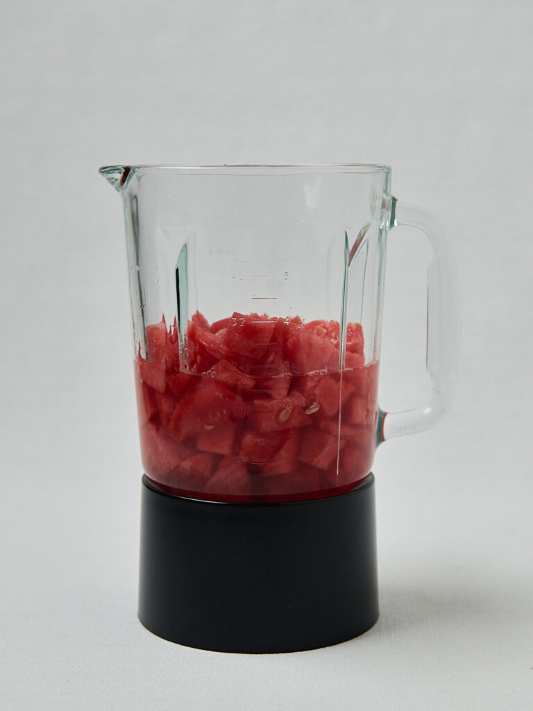 Wassermelonen Masse im Mixbehälter mit roten Beeren – Zubereitungsschritt