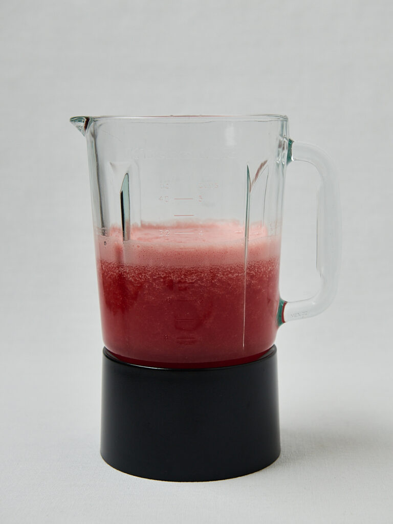 Roter Frucht Cooler im Mixbehälter – Draufsicht Zubereitungsschritt