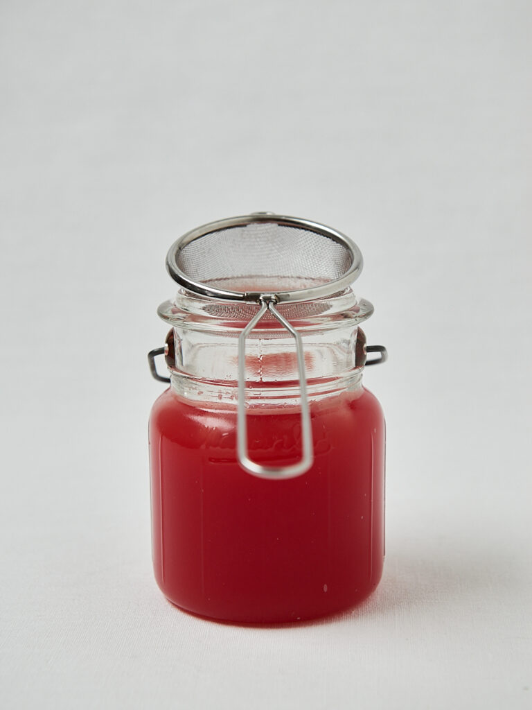 Roter Frucht Cooler in Glasschüssel – Overhead Shot ohne Topping