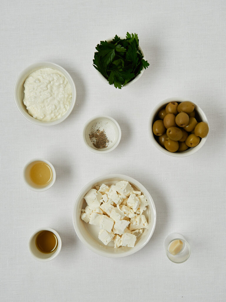 Zutaten-Flatlay Green Olive Feta Dip – Oliven, Feta, Petersilie und Knoblauch